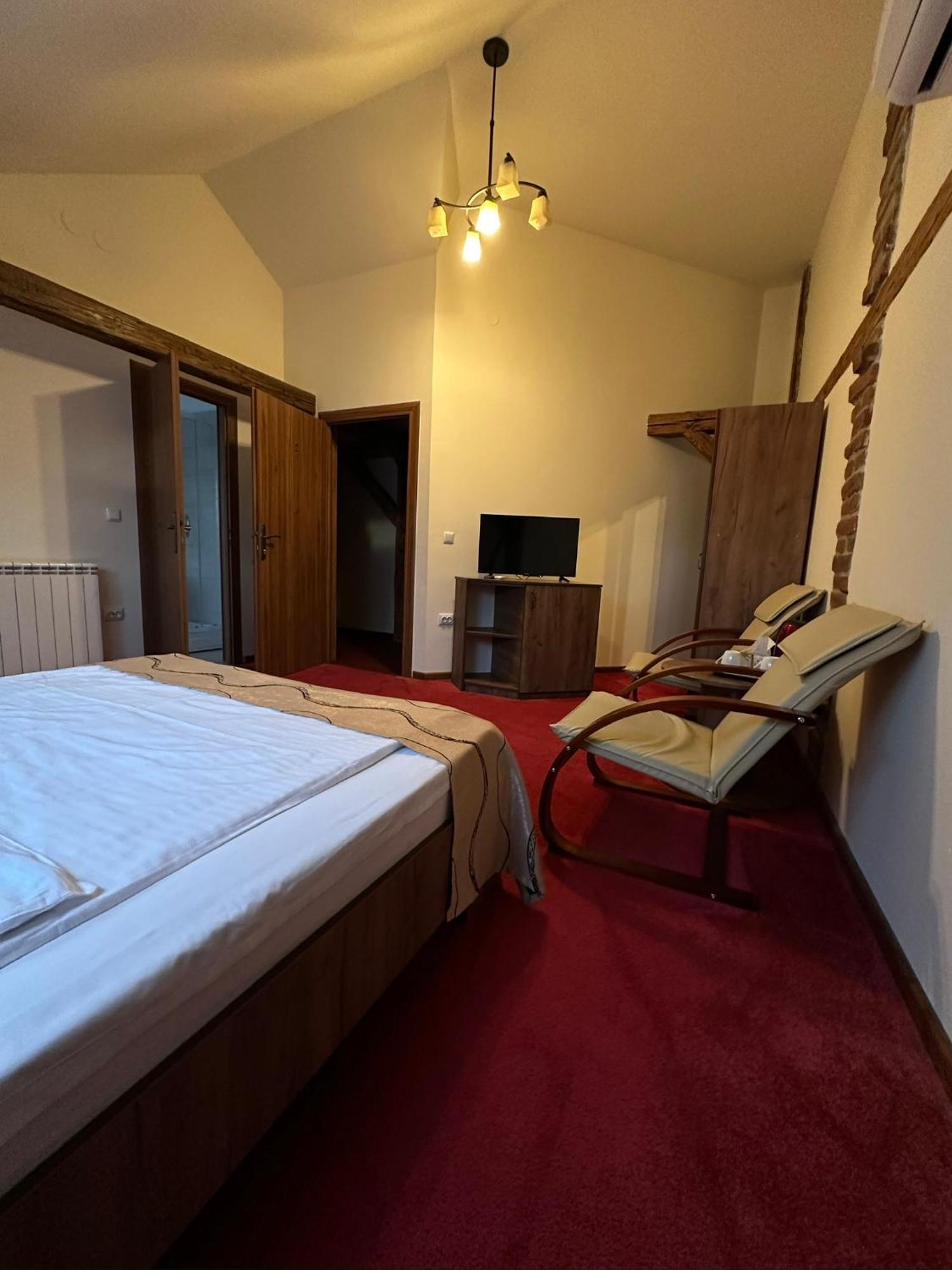 Antique Aparthotel Alba Iulia Exteriör bild