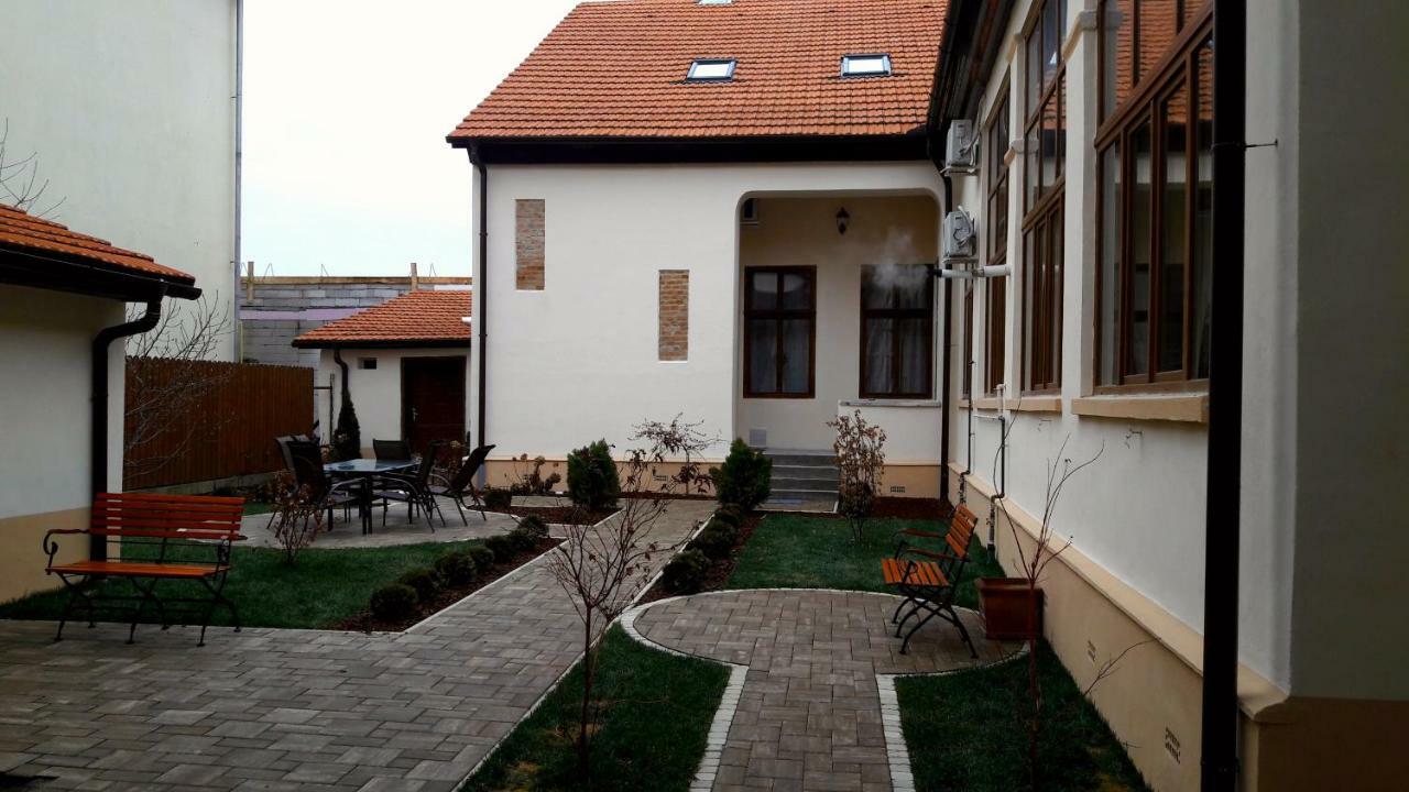 Antique Aparthotel Alba Iulia Exteriör bild